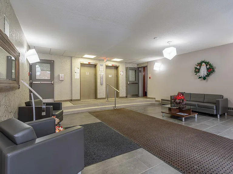 45 Caroline St N — Photo 10
