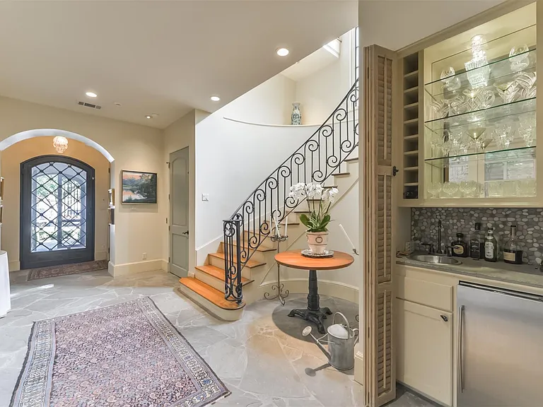 2712 Ferndale St — Photo 9