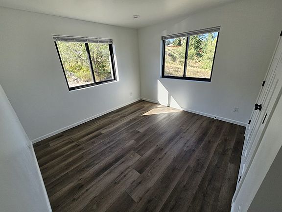 4th image of 1002 Hillside Ct