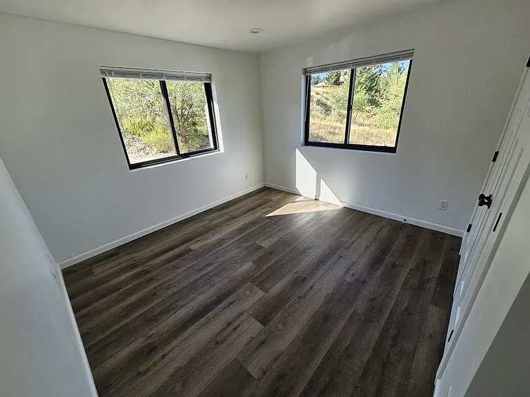 1002 Hillside Ct — Photo 4
