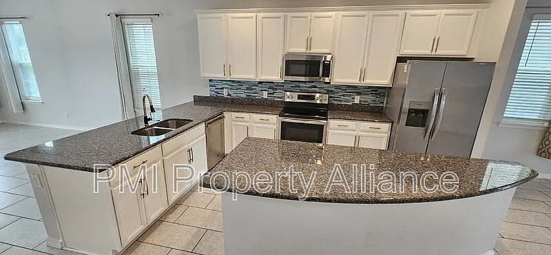 6 bed, 3.5 bath, 2483 sqft, $2,600 — Photo 2
