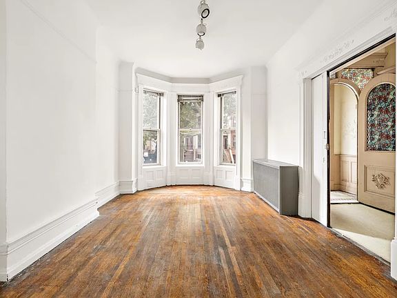 5th image of 689 Park Pl