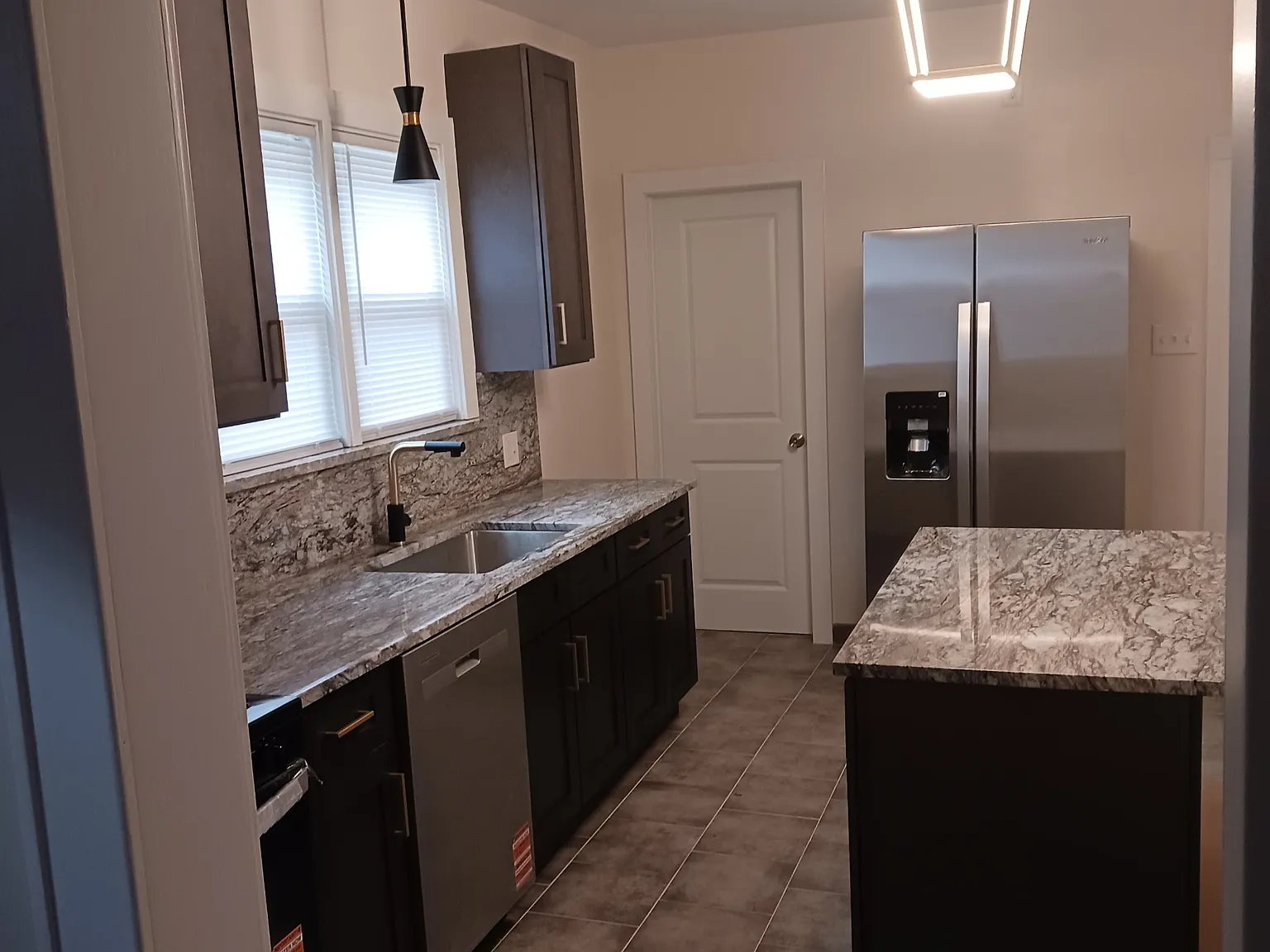 3 bed, 888 sqft, $1,900 — Photo 2
