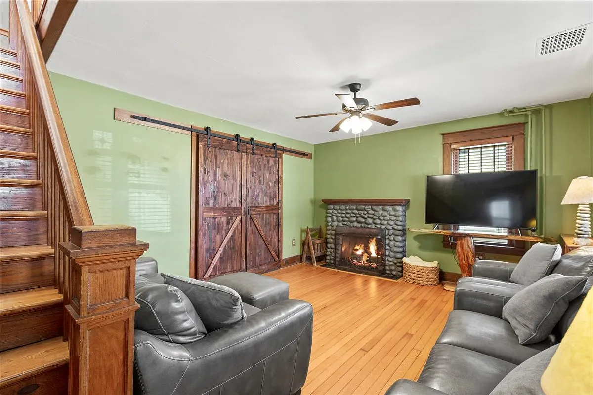 3 bed, 2100 sqft, $2,100 — Photo 4