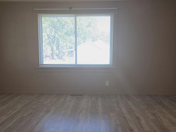 3rd image of 901 W 4th St