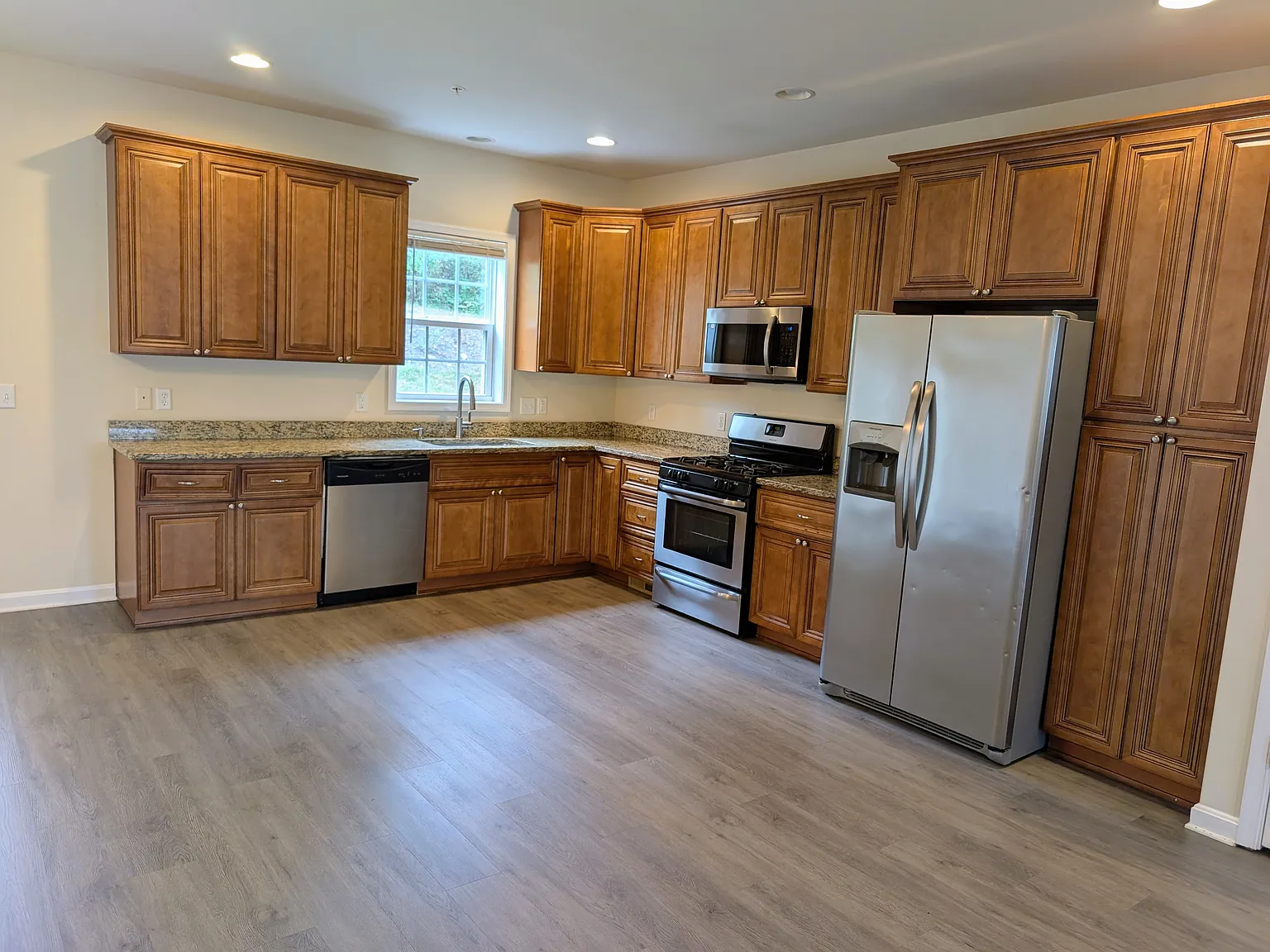 4 bed, 3.5 bath, 2992 sqft, $2,650 — Photo 2