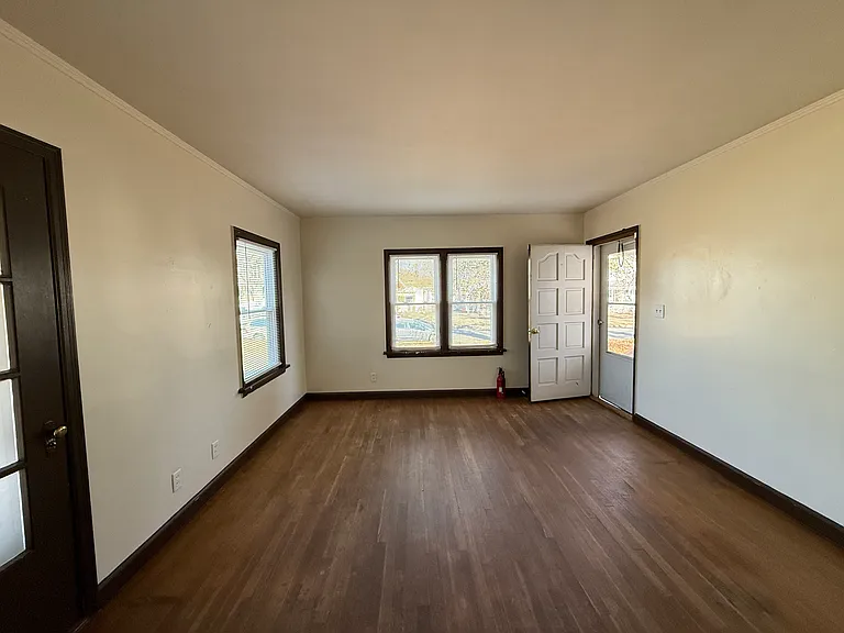 231 W 4th St #2 — Photo 11
