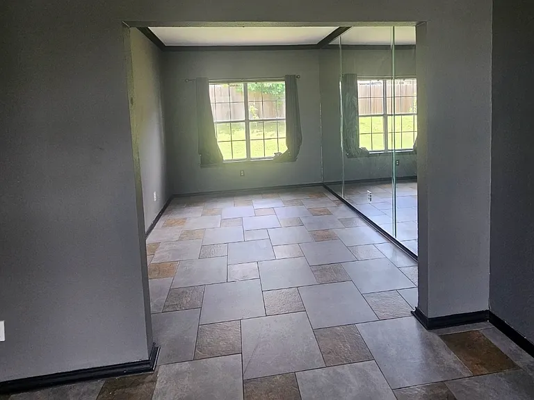 1929 Lakeview Cir — Photo 2