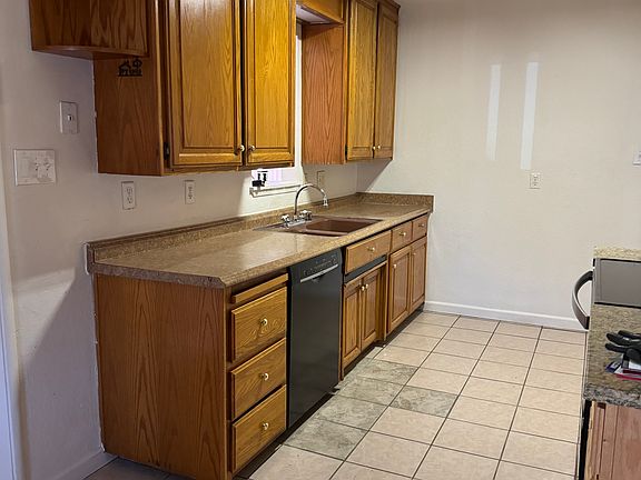 3rd image of 825 Marigold St