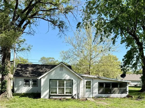 215 W 3rd St, Tonganoxie, KS 66086
