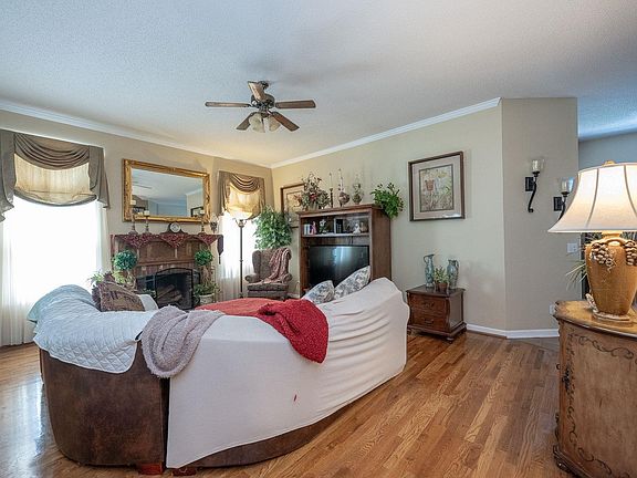 5th image of 38 River Park Ln