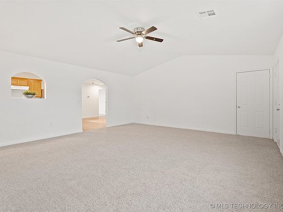 4th image of 629 N Cummings Ave