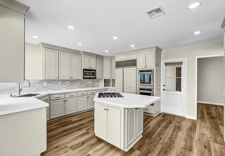 1165 Catalina Blvd — Photo 5