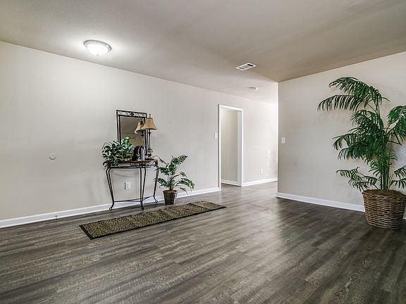 4th image of 2102 Lynbrook Ln