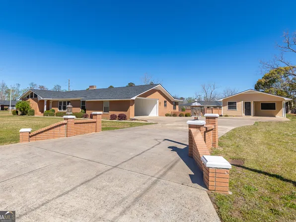 201 Greenwood Dr, Glennville, GA 30427