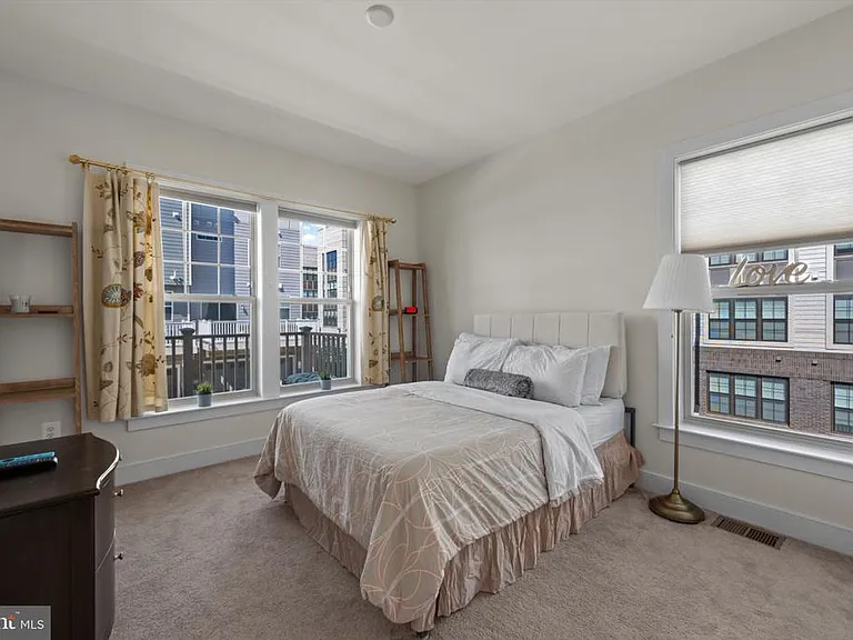 813 Rockwell Ave — Photo 12