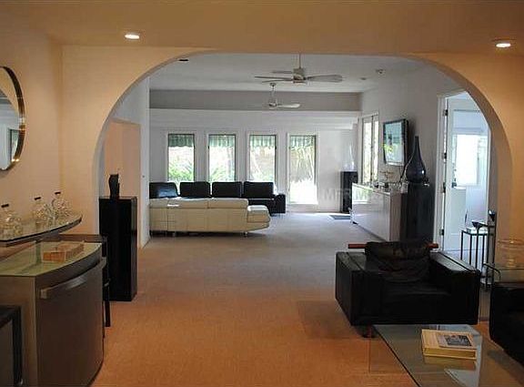 4th image of 917 Versailles Cir