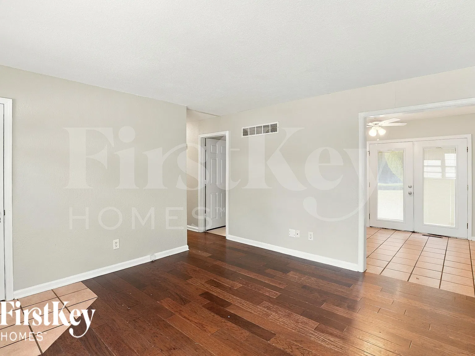 3 bed, 1.0 bath, 880 sqft, $1,380 — Photo 2