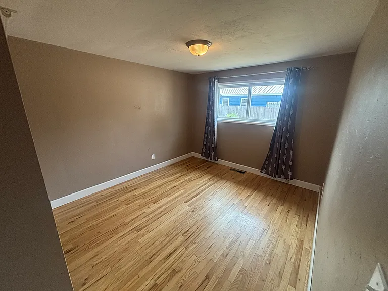 7814 SE Center St — Photo 8