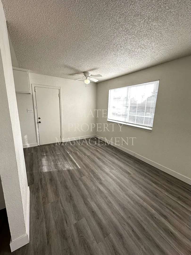 GIL560 — Photo 2