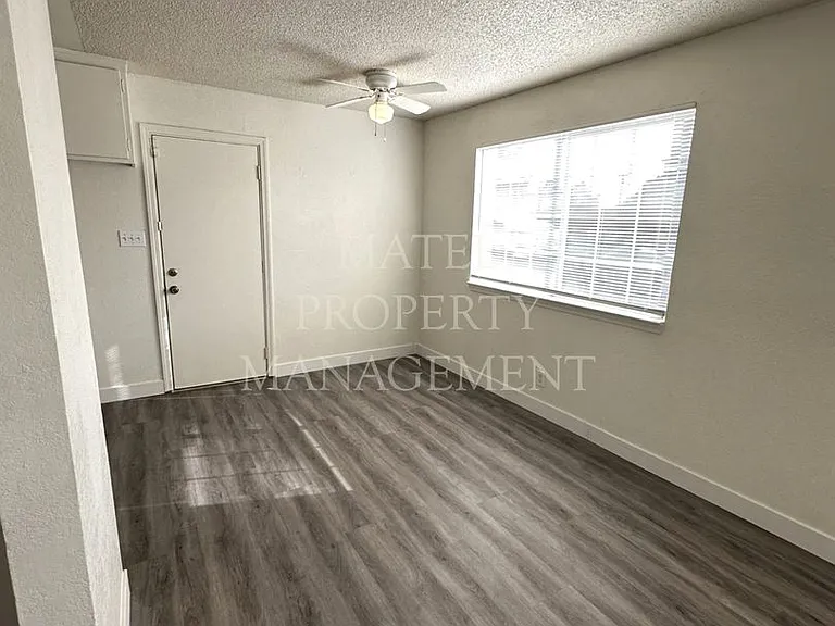 GIL560 — Photo 2