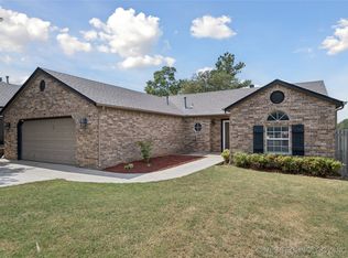 3306 S Springtree Ln W, Sand Springs, OK 74063