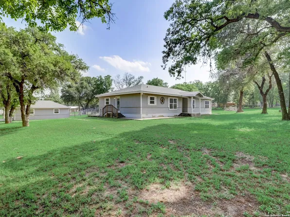 285 OAK HOLLOW DR, La Vernia, TX 78121