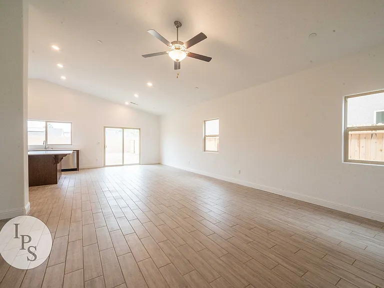 352 N Millard Ave — Photo 24