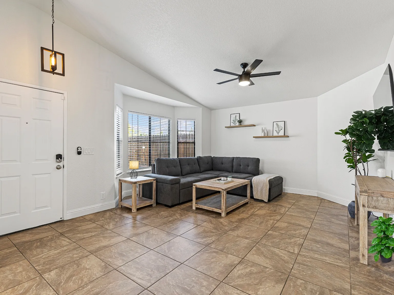 3 bed, 1329 sqft, $5,000 — Photo 4
