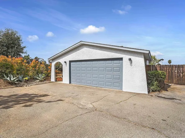 1253 Tower Dr, Vista, CA 92083