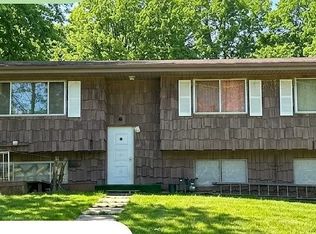 17 Dorchester Dr, Airmont, NY 10952