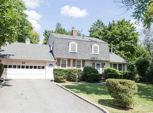 14 Pinetree Ln, Roslyn Heights, NY 11577