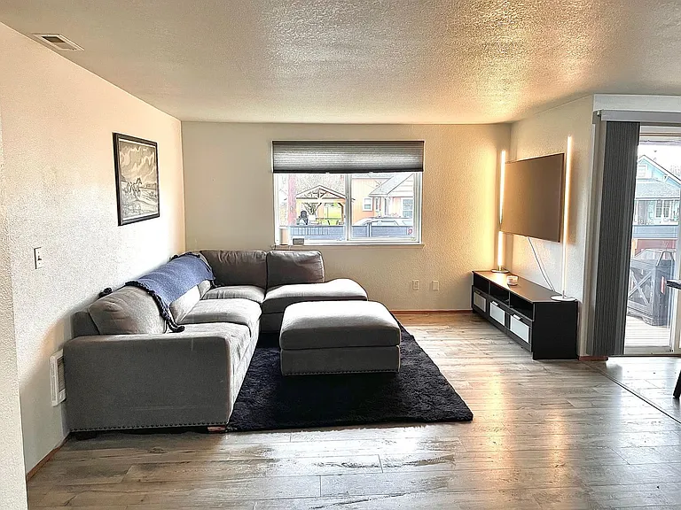 689 SW William Ave — Photo 10