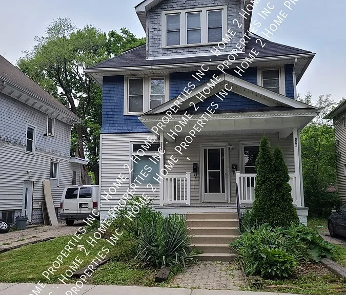 490 Oak St — Photo 1