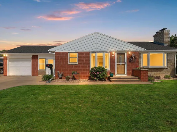 906 Bluebird St, De Pere, WI 54115