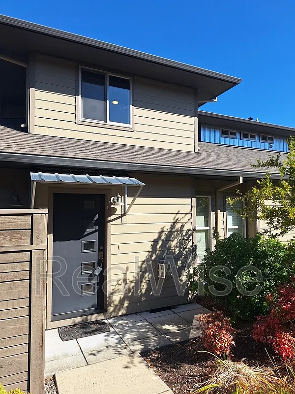 3 bed, 2.0 bath, 1335 sqft, $2,100 — Photo 2