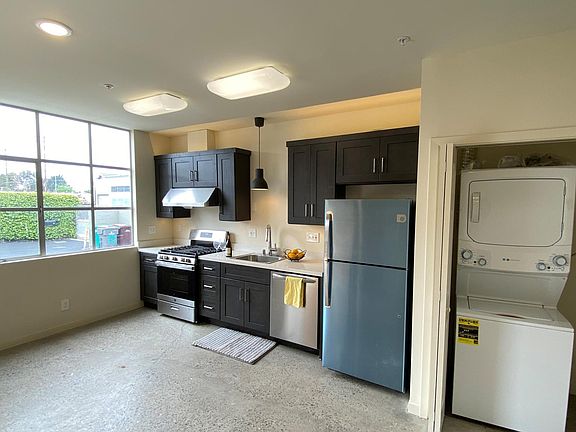 Both kinds of units have the full kitchen with brand new, stainless steel appliances