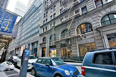 135 William Street in Fulton/Seaport : Sales, Rentals