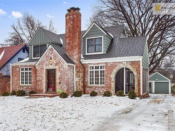 Private drive w/ 1 car garage!