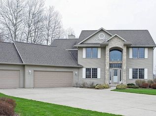 1033 Crestview Dr, Wrightstown, WI 54180