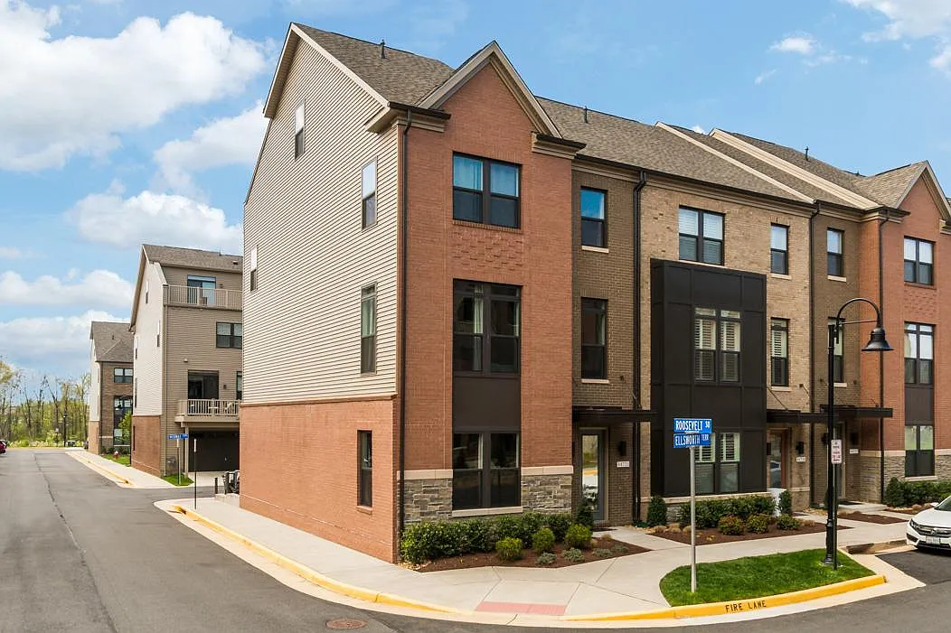 Building Photo - 44721 Ellsworth Ter