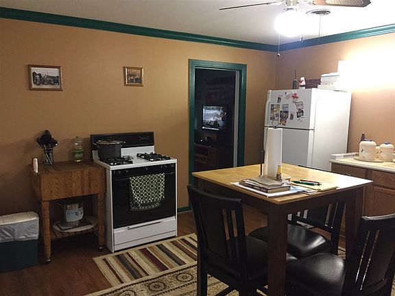 5th image of 104 E Navarro St