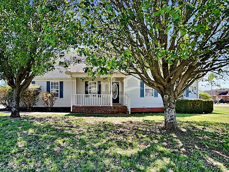 115 Crenshaw Dr — Photo 1