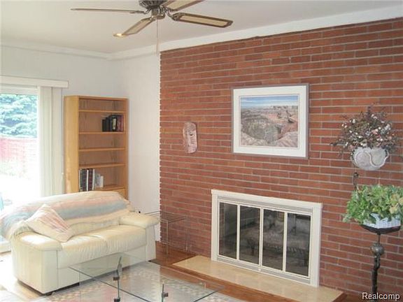 4th image of 39174 Lyndon St