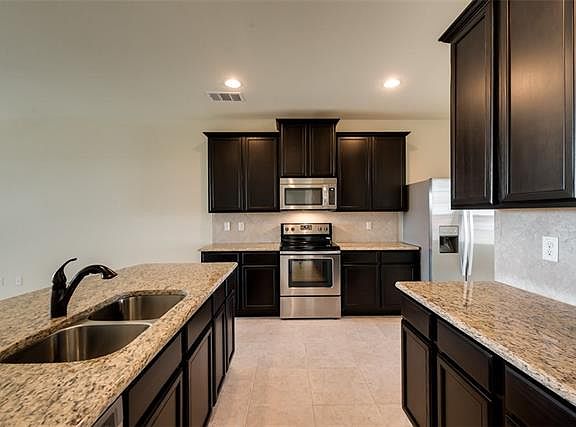 4th image of 716 Meadow Springs Dr