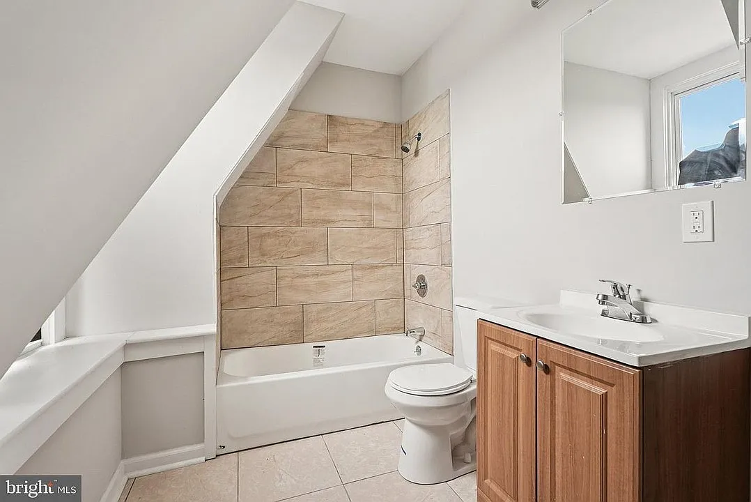 Bathroom - 1009 W Main St #3