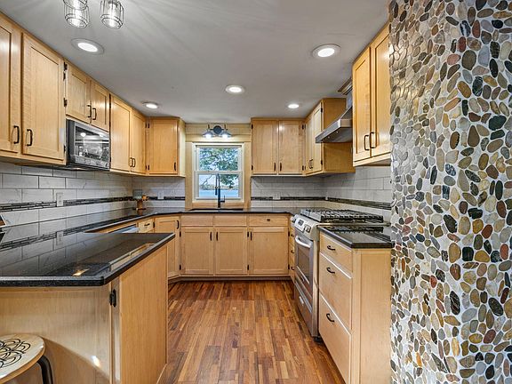4th image of 2078 Poplar Ln
