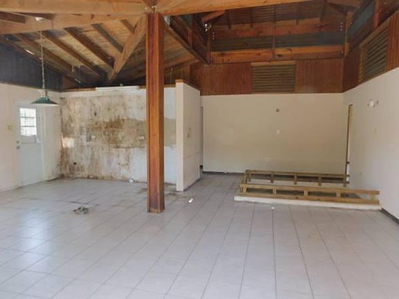 LIVING/DINING AREA