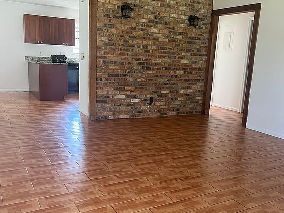 4th image of 2704 Ida Way