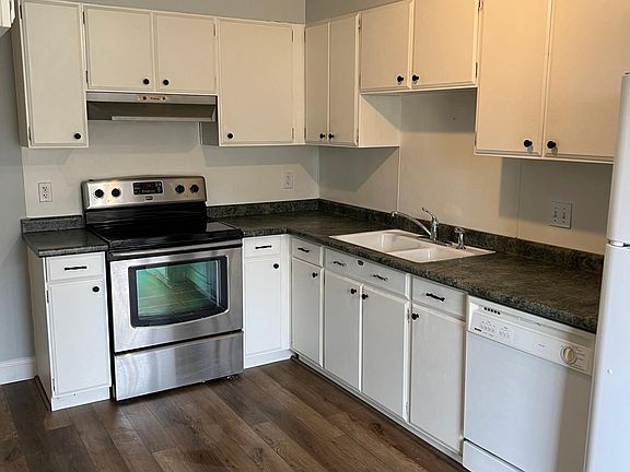 3rd image of 3011 Okemos Dr SE